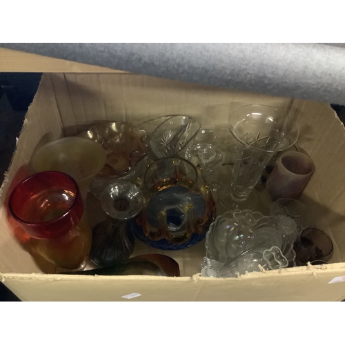 282 - A mixed selection of glassware to includes vases