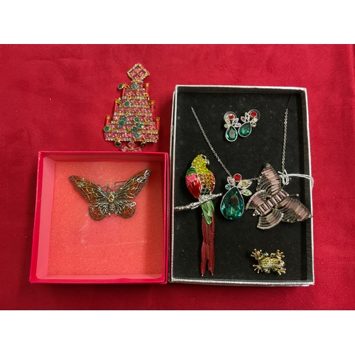 307 - A mixed selection of assorted costume jewellery to include a silver and marcasite set Butterfly broo... 