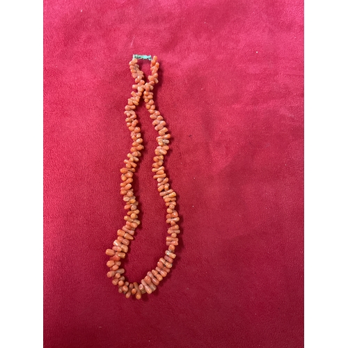 343 - A vintage coral necklace