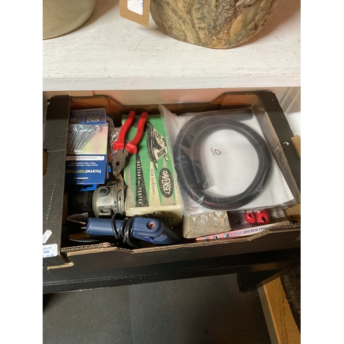 478 - A box of assorted tools