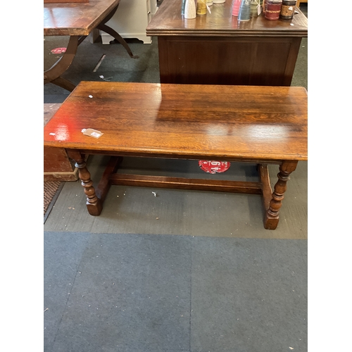 624 - An oak coffee table with turned supports