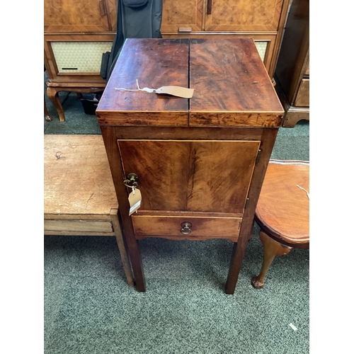 584 - A Georgian mahogany gents night stand