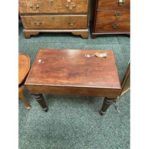 586 - A Victorian mahogany table commode