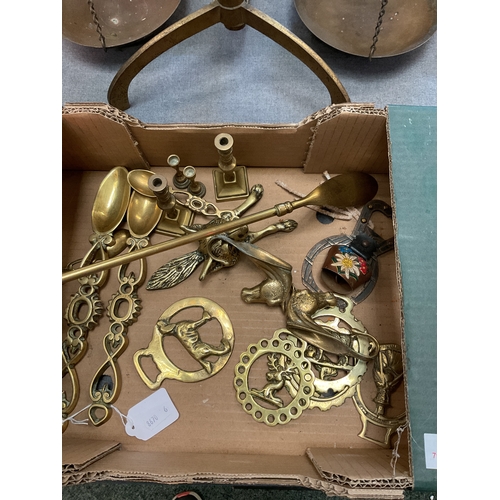 379 - A mixed selection of assorted brass ware to include horse brasses, shoe horns, door knocker, candles... 