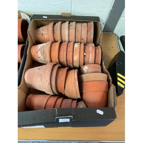 565 - A box of assorted terracotta plant pots