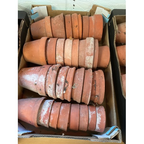 566 - A box of assorted terracotta plant pots