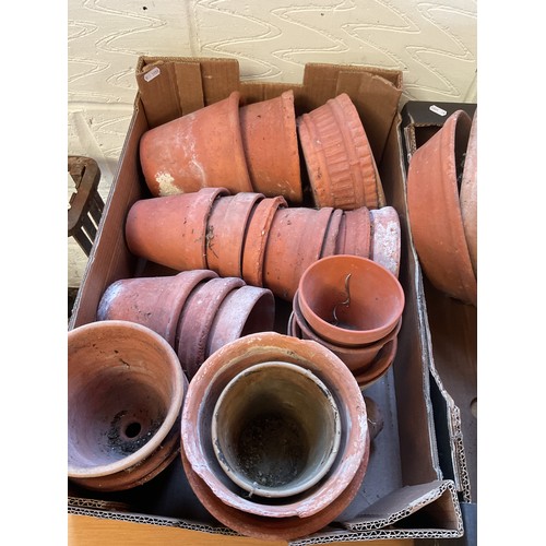 568 - A box of assorted terracotta plant pots