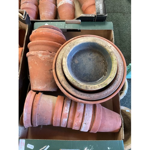 576 - A box of assorted terracotta plant pots