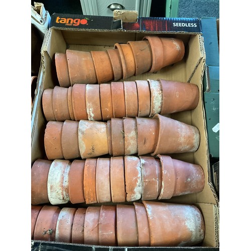 578 - A box of assorted terracotta plant pots