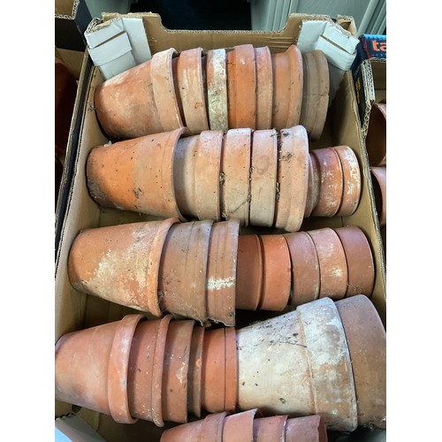 579 - A box of assorted terracotta plant pots