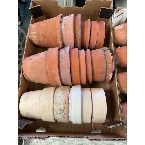 580 - A box of assorted terracotta plant pots