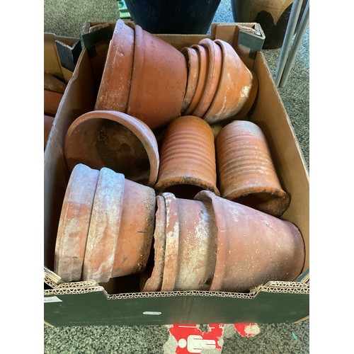 581 - A box of assorted terracotta plant pots