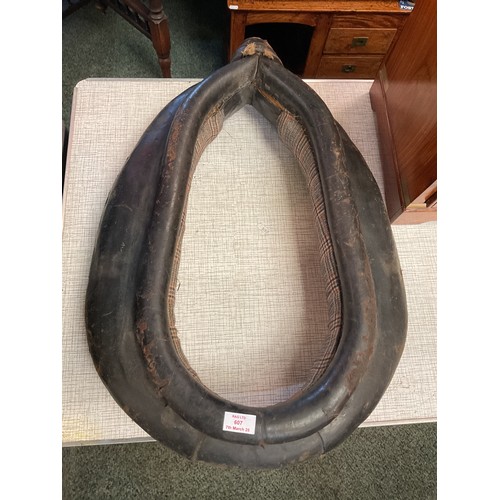 607 - A vintage large leather horse collar 22”