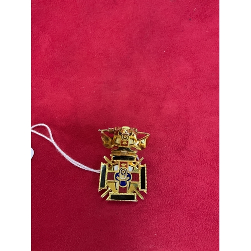 303 - A Masonic gold and enamel folding pendant