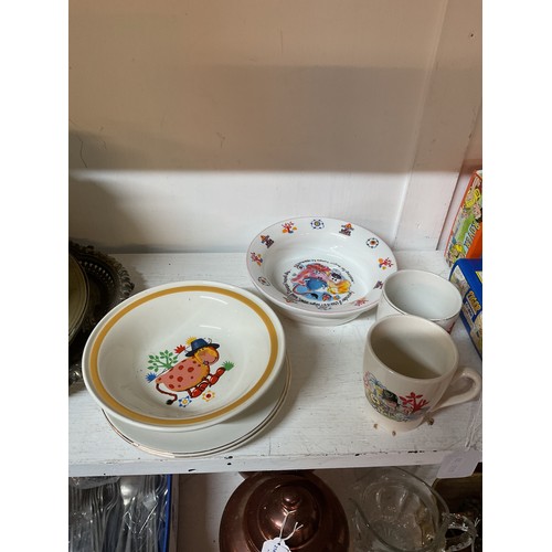 433 - A vintage 'Magic Roundabout' china to include two cups, plates and bowls