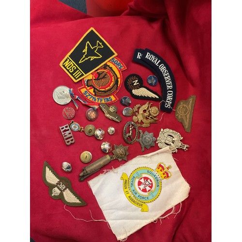 134 - A mixed selection of military badges to include The Royal Irish Guards, RAF, Royal Air Force etc