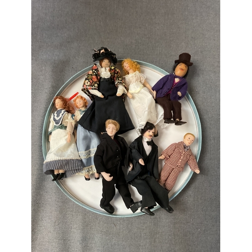 103 - A mixed selection of assorted dolls house dolls (8)