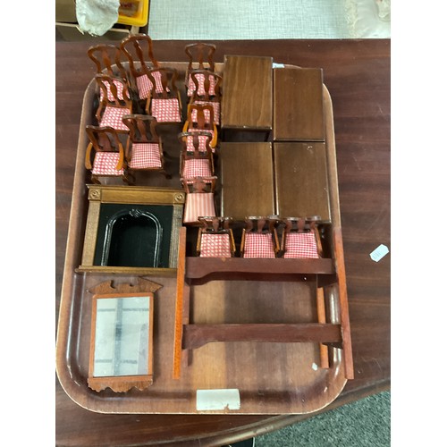 109 - A mixed selection of assorted doll's house furniture