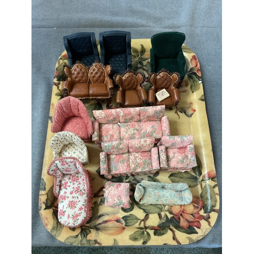 116 - A mixed selection of assorted dolls house furniture to include sofa’s, chairs, chaise etc