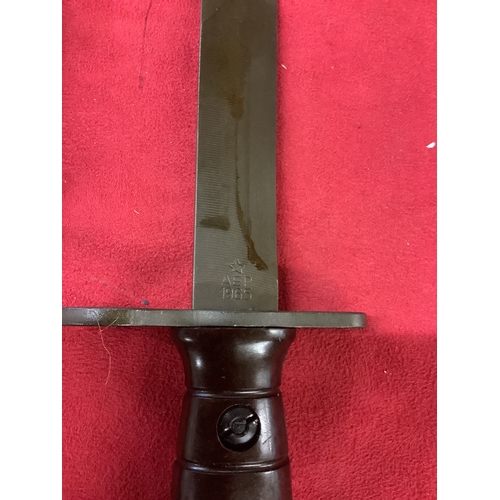 173 - A military combat fighting knife bayonet and scabbard