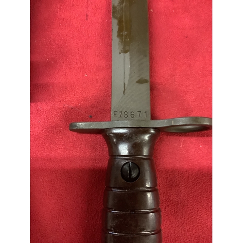 173 - A military combat fighting knife bayonet and scabbard