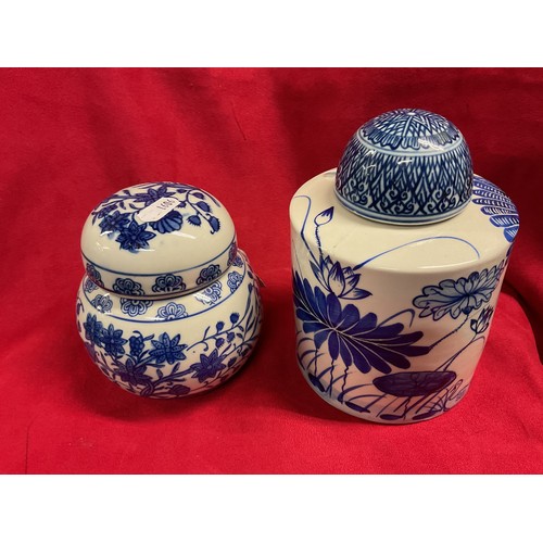 29 - A blue and white chinoiserie ginger jar and a blue and white fish patterned jar