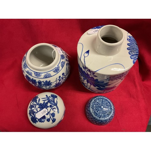 29 - A blue and white chinoiserie ginger jar and a blue and white fish patterned jar