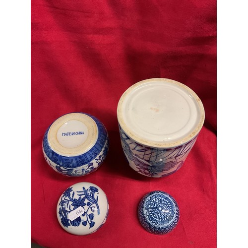 29 - A blue and white chinoiserie ginger jar and a blue and white fish patterned jar