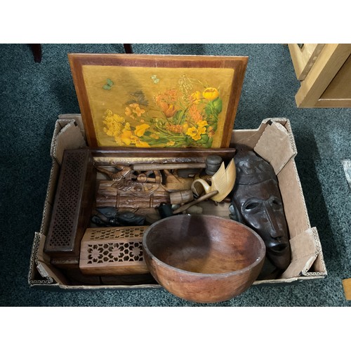 305 - A box of assorted treen to include bowl, gavels, lidded boxes, plaque, figures etc