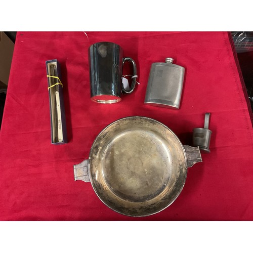 78 - A mixed selection of silver-plated items to include a art deco fruit bowl, tankard, hip flask, an an... 