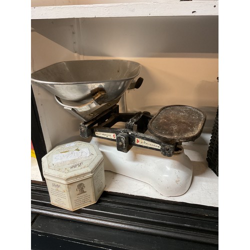 318 - A set of vintage scales and weights