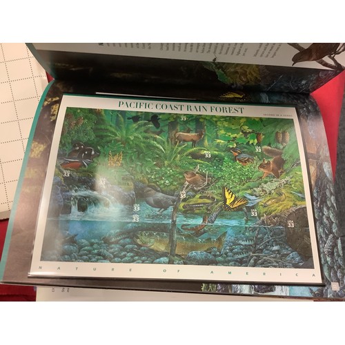 354 - A USA 2000 Commemorative stamp year book