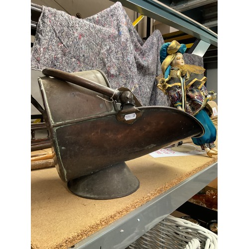345 - A vintage copper coal scuttle with shovel