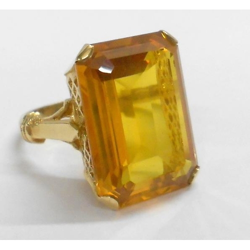 204 - 9ct Gold Cocktail Ring set large trap cut citrine, size R