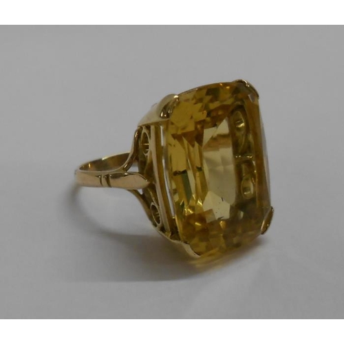 203 - 9ct Gold Ring Set Trap Cut Citrine, size O