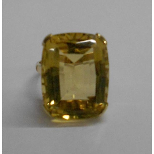 203 - 9ct Gold Ring Set Trap Cut Citrine, size O