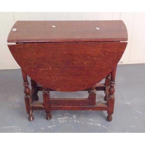 39 - C18th Oak Drop Flap Gate Legged Table on turned supports