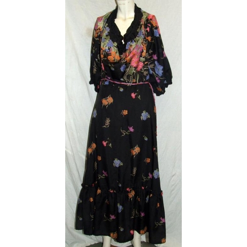 513 - Ladies Vintage 70s Dresses incl. black evening dress with gold trim & belt, long black floral print ... 