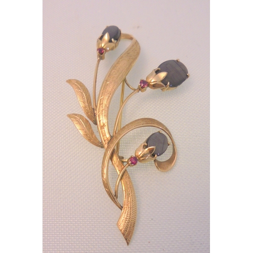 203 - 18ct Gold Brooch Set Rubies & Agate