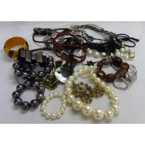 456 - Ladies Costume Jewellery incl. large beads, snake necklace, wooden beads etc.