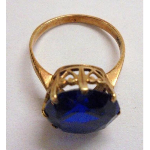 440 - 9ct Gold Blue Paste Ring with crown setting, size N