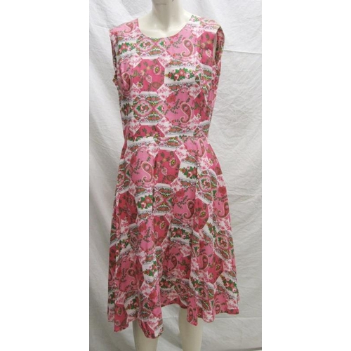 544 - Ladies Vintage Dresses incl. County Fashion pink sleeveless dress, Horrockses blue/white leaf print ... 