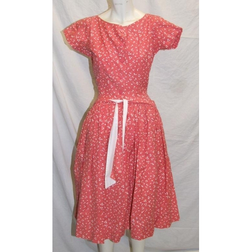 544 - Ladies Vintage Dresses incl. County Fashion pink sleeveless dress, Horrockses blue/white leaf print ... 