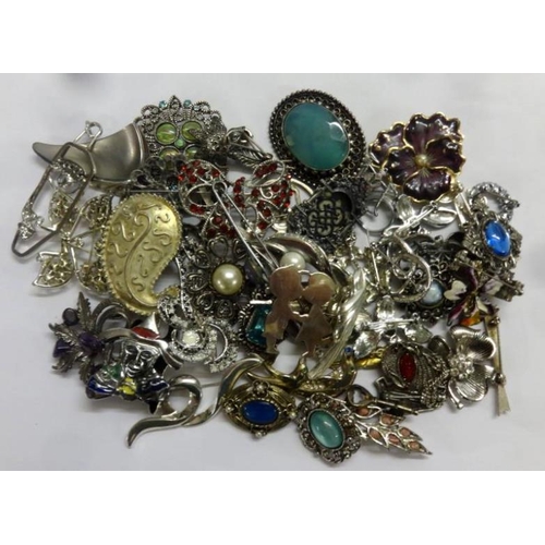 430 - Ladies Costume Jewellery Brooches set enamel, paste etc.