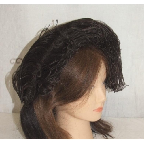 532 - Ladies Vintage Hats: Black Felt labelled Jacol, Black Ribbon & Raffia, Brown Feather Fascinator & Fu... 