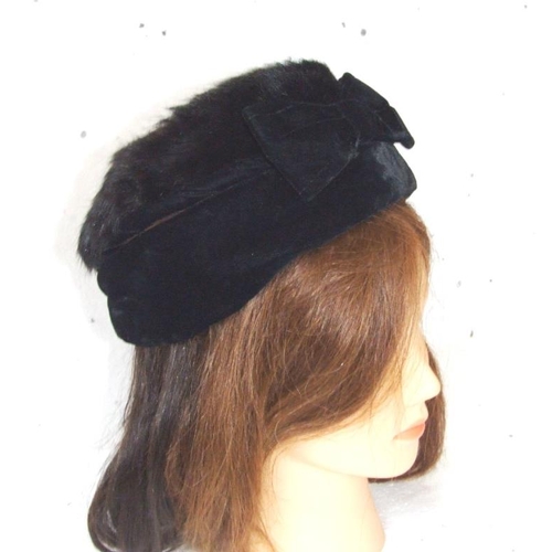 551 - 4 Ladies Vintage Hats: black fur with velvet trim, navy blue pillbox with net veil, blue feather & b... 