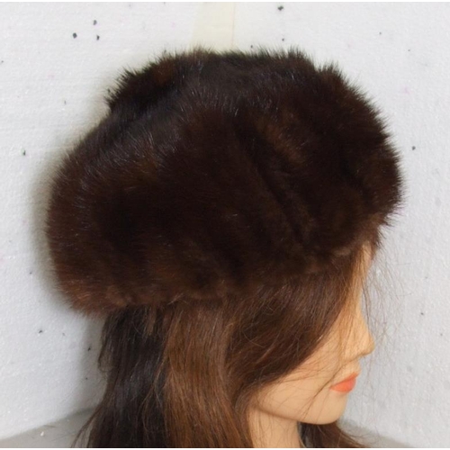 560 - Ladies Mink Hat, Fox Fur Stole & Mink? Tail Trim (3)