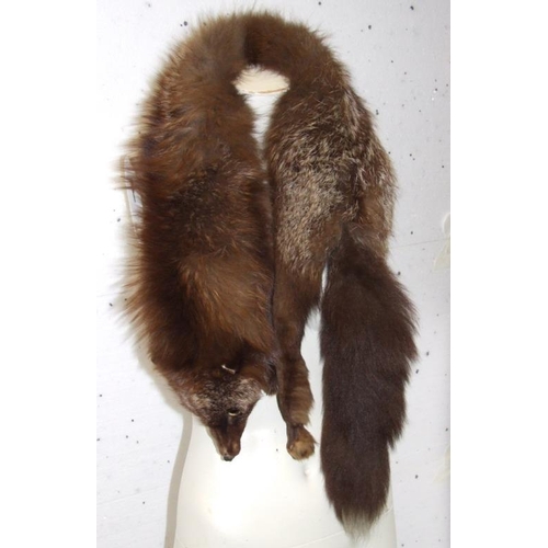 560 - Ladies Mink Hat, Fox Fur Stole & Mink? Tail Trim (3)