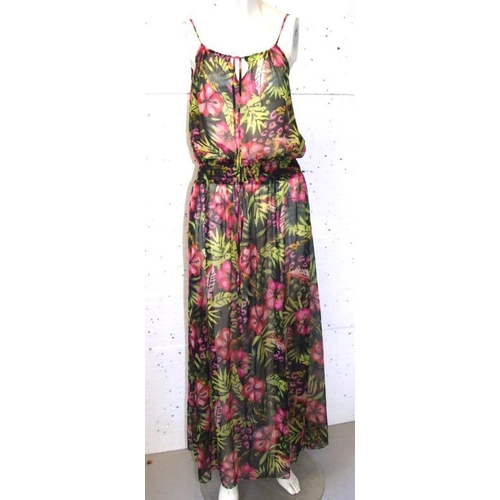 592 - 6 Ladies Sun Dresses incl. H&M, Mylene Klass, 4 skirts & Saress multi-way dress (11)