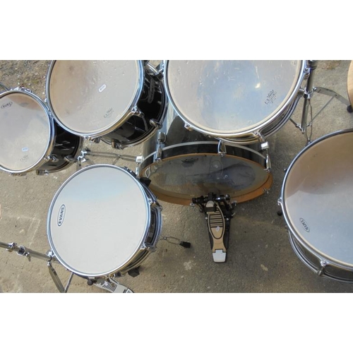 261 - Mapex Drum Kit: base drum, floor tom, 3 rack toms, snare, stands & cymbals with pedals